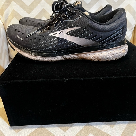 Brooks Ghost 13 size 9 gray and pink sneakers - Picture 3 of 9